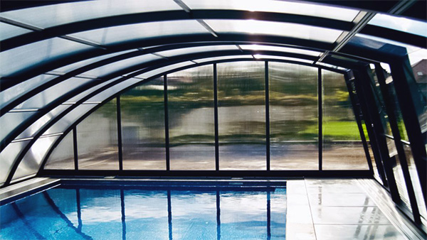 Hohe Schwimmbadüberdachung ALUNA Delta II
