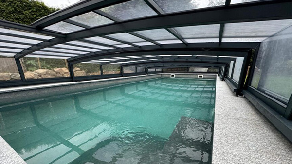 Flache Poolüberdachung ALUNA Nero R1