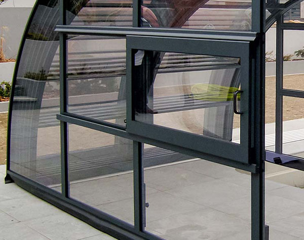 Aluna® Schiebefenster in Poolüberdachung