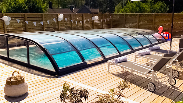 Niedrige Poolüberdachung Aluna® Variant Light R1