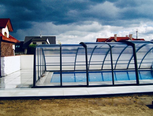 Hohe Schwimmbadüberdachung Aluna® Delta II