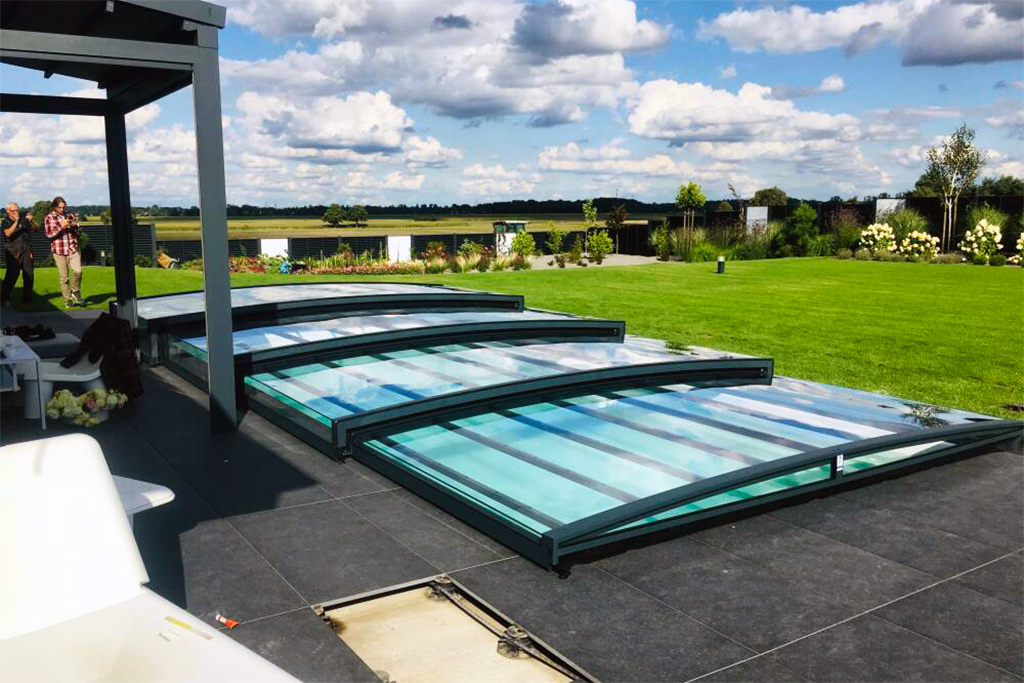 Flache Schwimmbadüberdachung Aluna® Exclusive Line R1