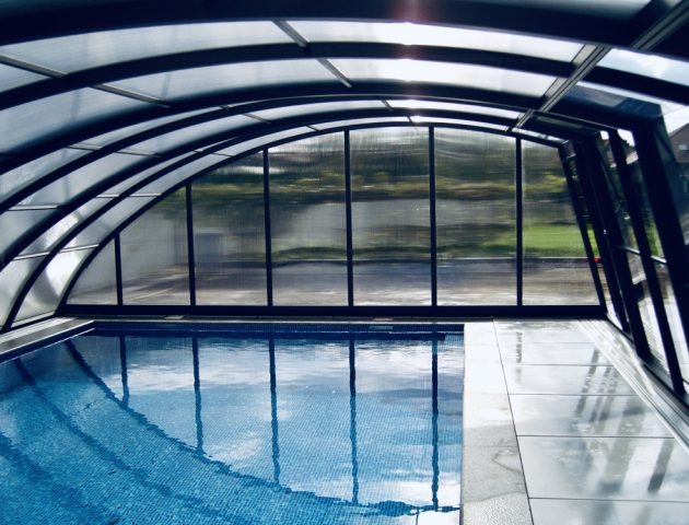 Hohe Poolüberdachung Aluna® Delta II