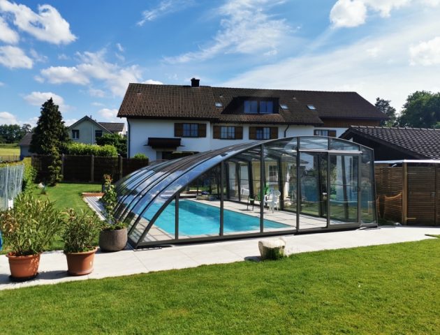 Hohe Schwimmbadüberdachung Aluna® Delta II