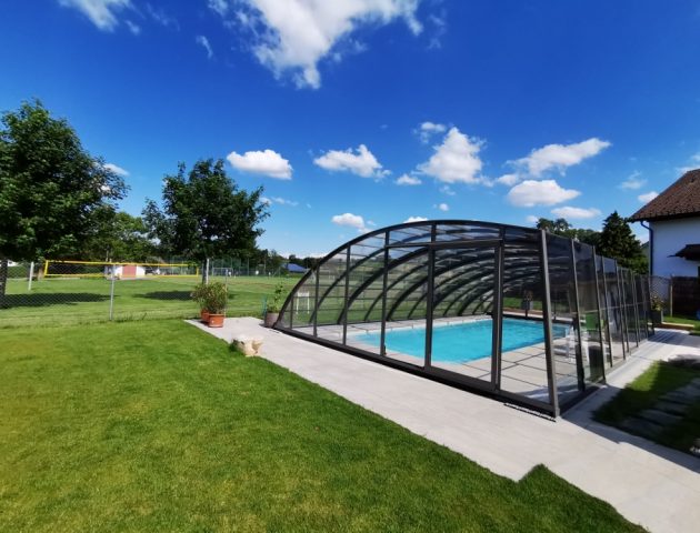 Hohe Schwimmbadüberdachung Aluna® Delta II