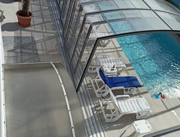 Hohe Poolüberdachung Aluna® Delta II