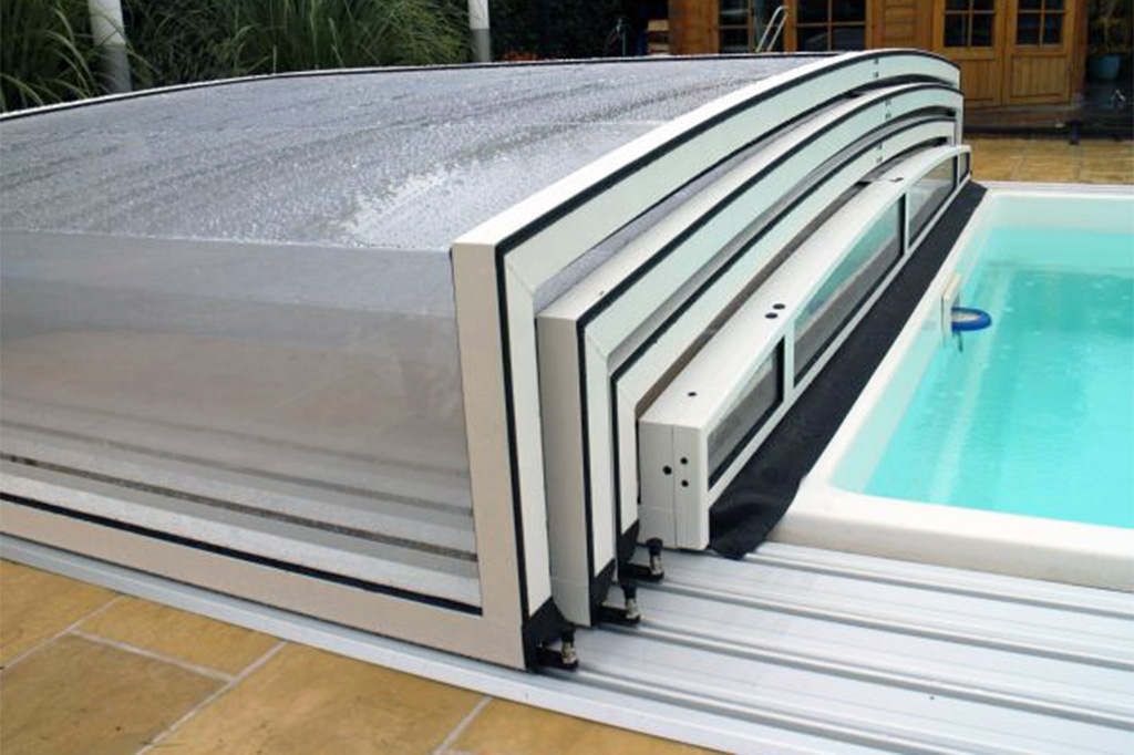 Flache Schwimmbadüberdachung Aluna® Exclusive Line