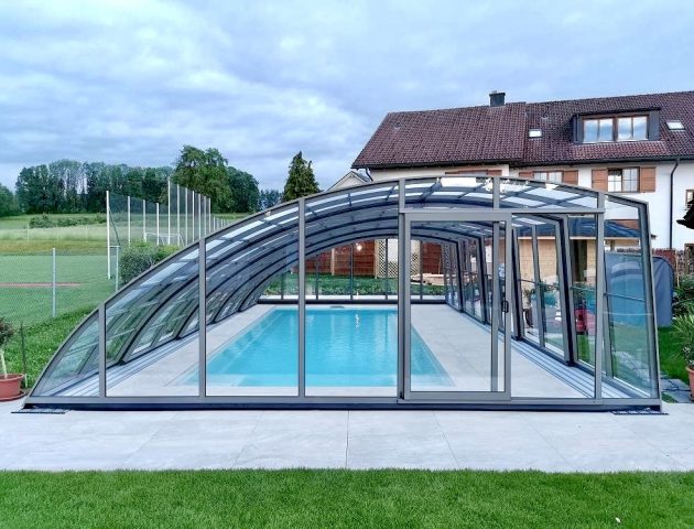 Hohe Schwimmbadüberdachung Aluna® Delta II