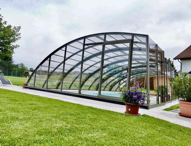 Hohe Schwimmbadüberdachung Aluna® Delta II