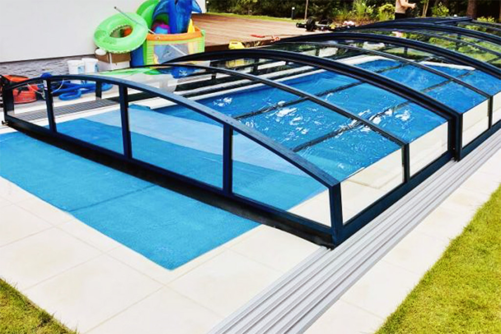 Flaches Pooldach Aluna® Variant Light